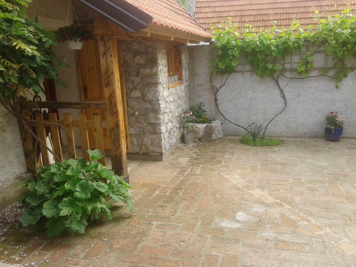 Latin Plaški Exterior foto