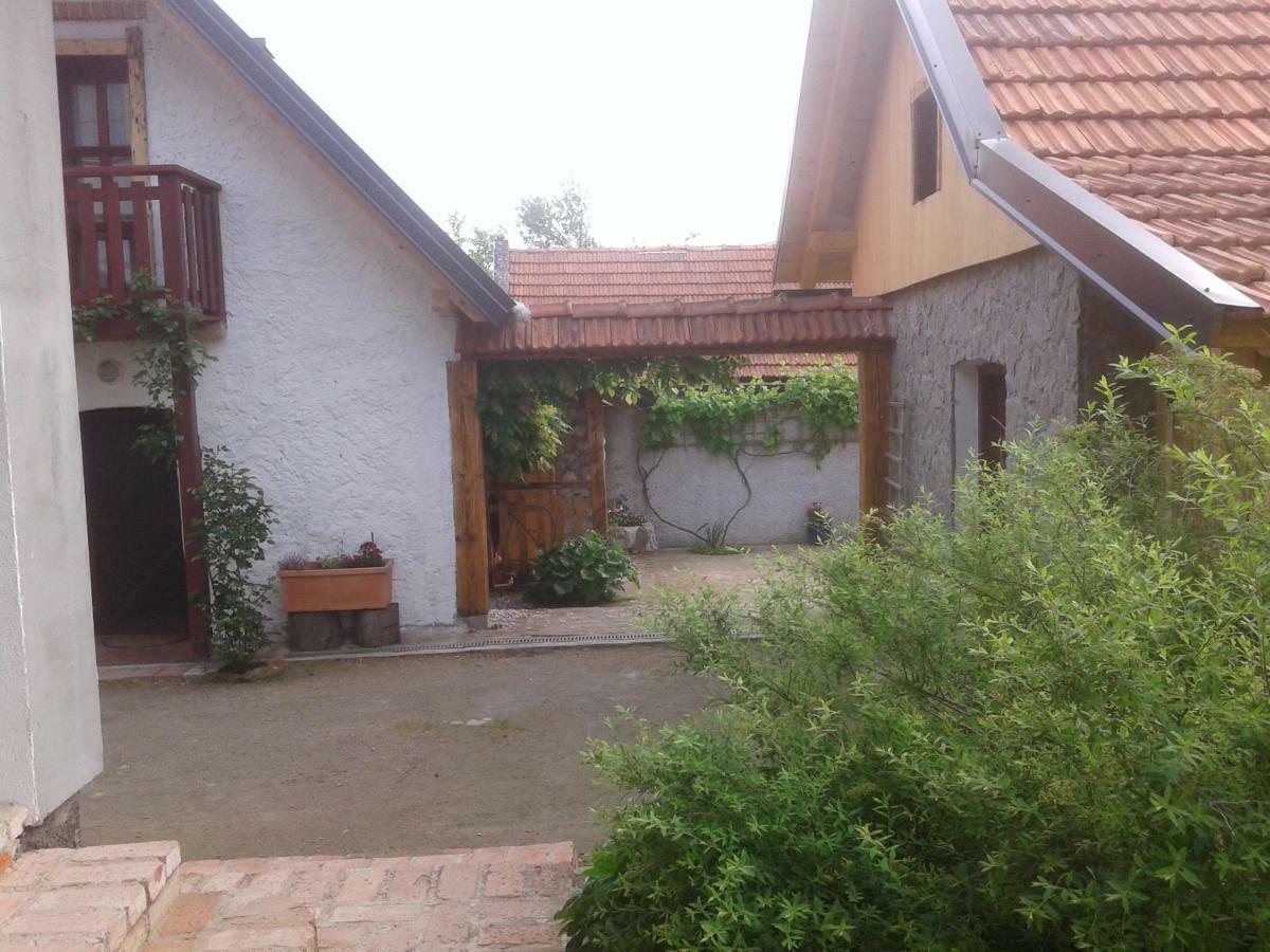 Latin Plaški Exterior foto